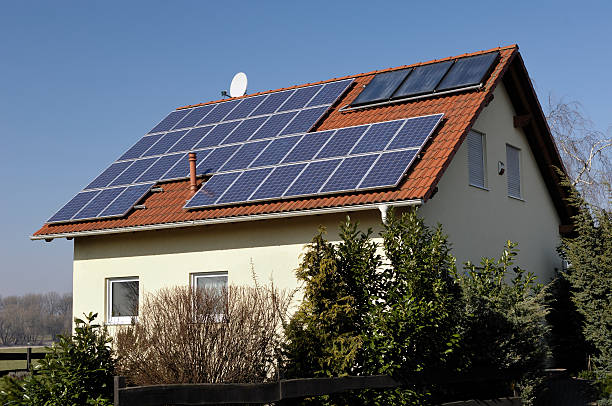 Casa com painéis solares no telhado