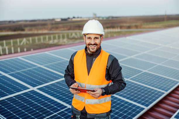 Técnico com capacete em uma usina de energia solar